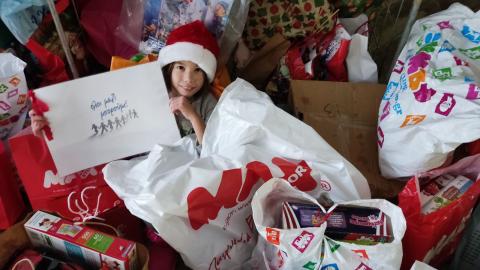 10.980 κιβώτια με Χριστουγεννιάτικα Δώρα συγκεντρώθηκαν από όλους Δήμους της Αττικής